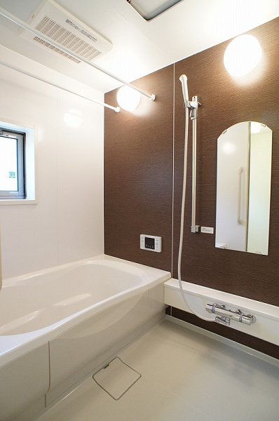 バス・シャワールーム　いつでも温かいお風呂に入れる追い焚き機能付き