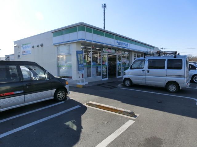 コンビニ　ファミリーマート（コンビニ）まで660m