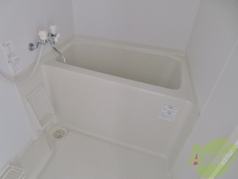 バス・シャワールーム　浴室は肩まで浸かれるくらい広々していますね。