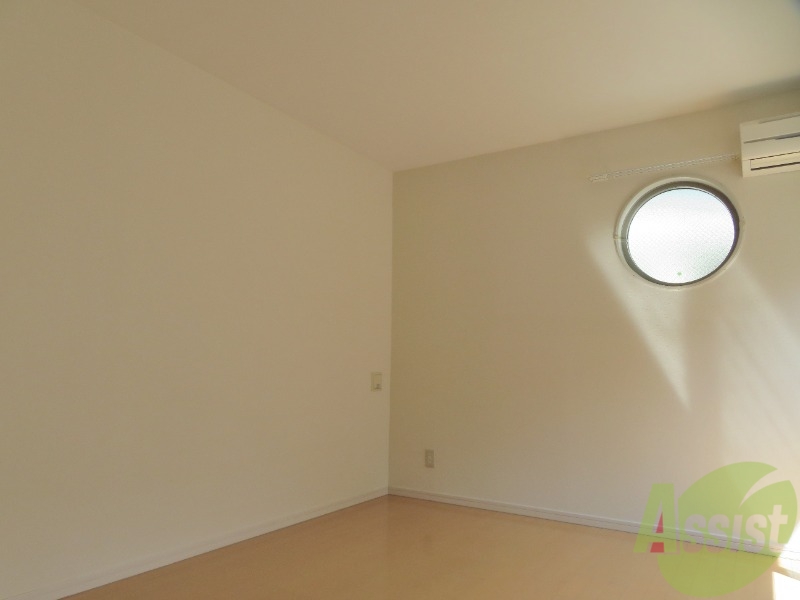 居室・リビング　リビングは８帖の洋室です。陽当たり良好で気持ちいいですね。