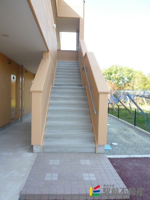 エントランス　手すり付きの広々階段