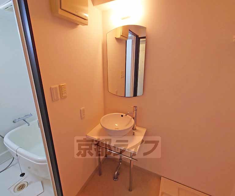 洗面設備　清潔感のある洗面所です。