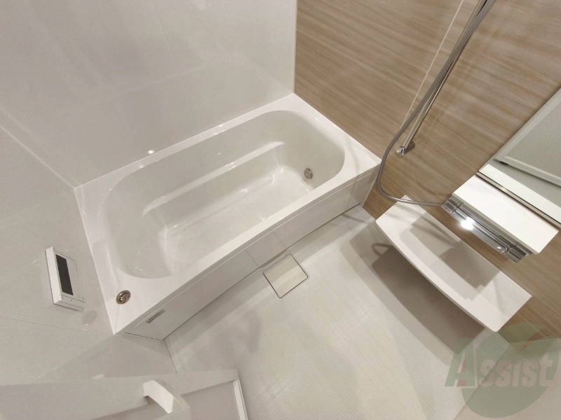 バス・シャワールーム　お風呂です。広々したバスでゆっくりくつろげます。