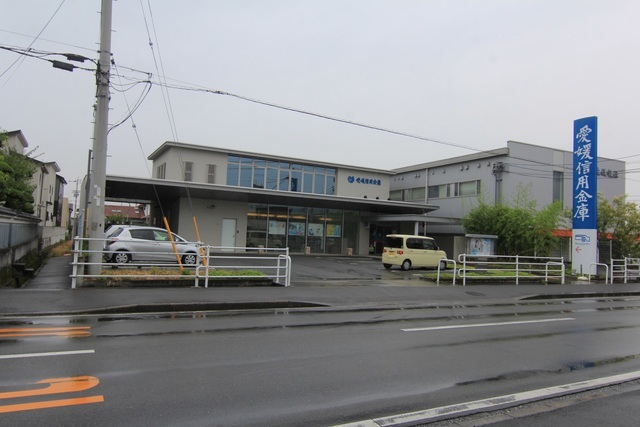 銀行　愛媛信用金庫きし支店（銀行）まで875m