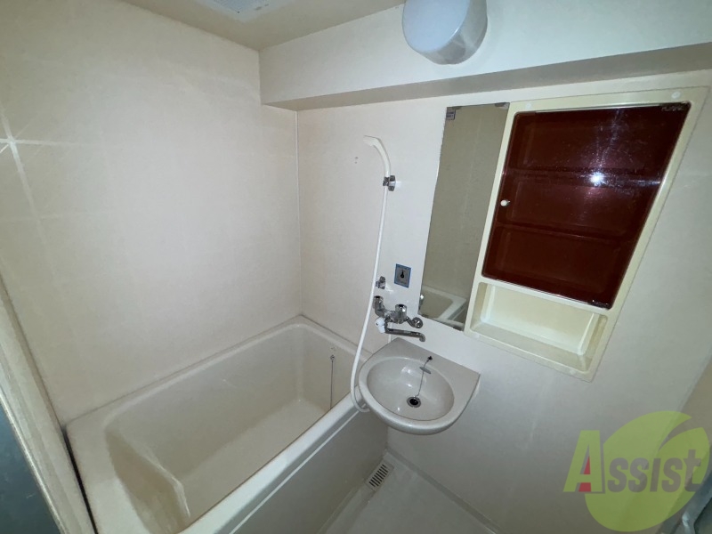 バス・シャワールーム　浴室はシンプルな造り。収納スペースもございます。