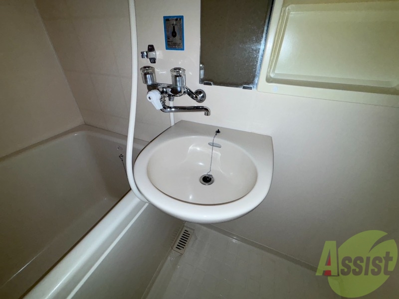 洗面設備　洗面台は浴室の中にあり、身支度もこちらで整います。