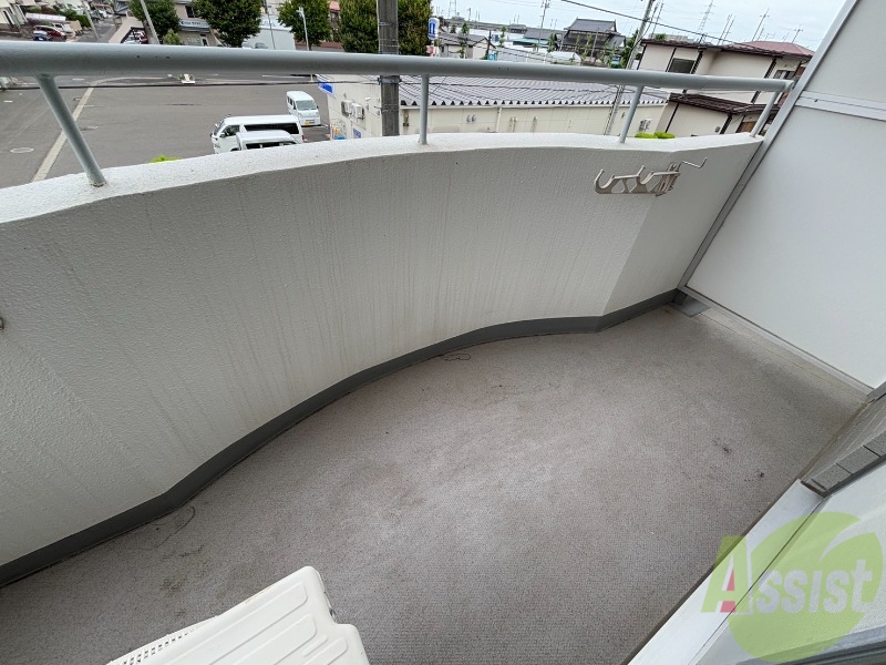 バルコニー　バルコニーは洗濯物を干すのに十分なスペースがございます。