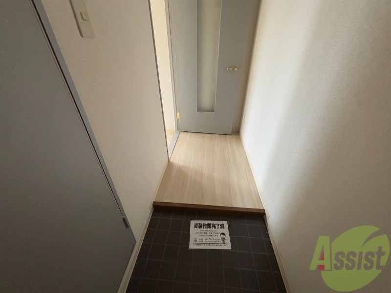 玄関　玄関から撮影したもの。すぐにお部屋が見えないのは安心ですね。