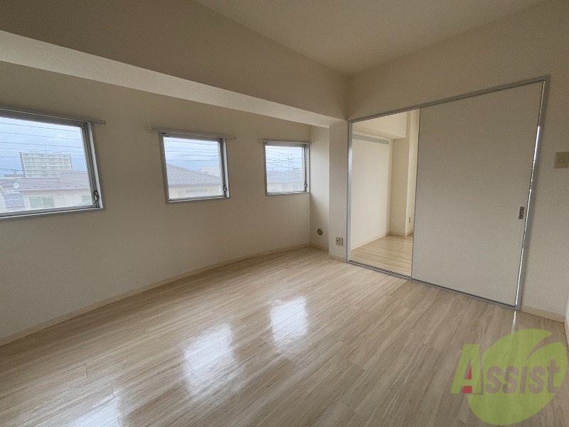 居室・リビング　リビングは９．３３帖あり、角部屋なので陽当たりも良好です。