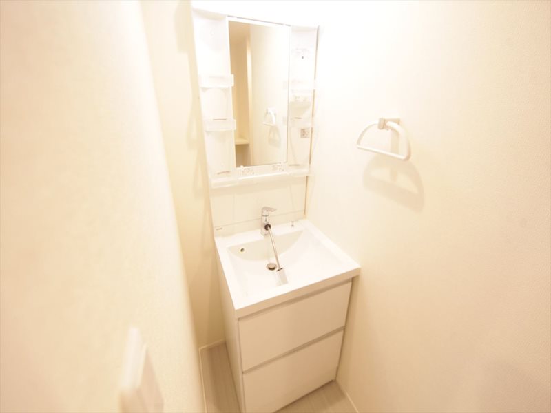 洗面設備　脱衣所　独立洗面台（シャンプードレッサー付）収納スペース有