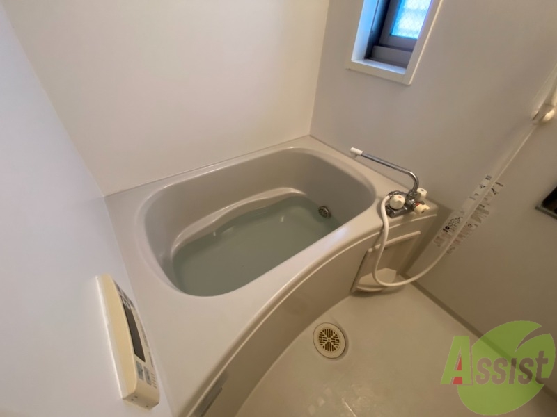 バス・シャワールーム　こちらはお風呂。一日の疲れをここで癒してください。