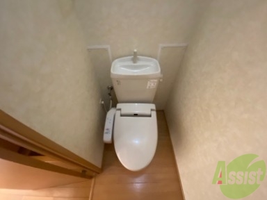 トイレ　ウォシュレット機能がついたトイレです。安心して使用できますね