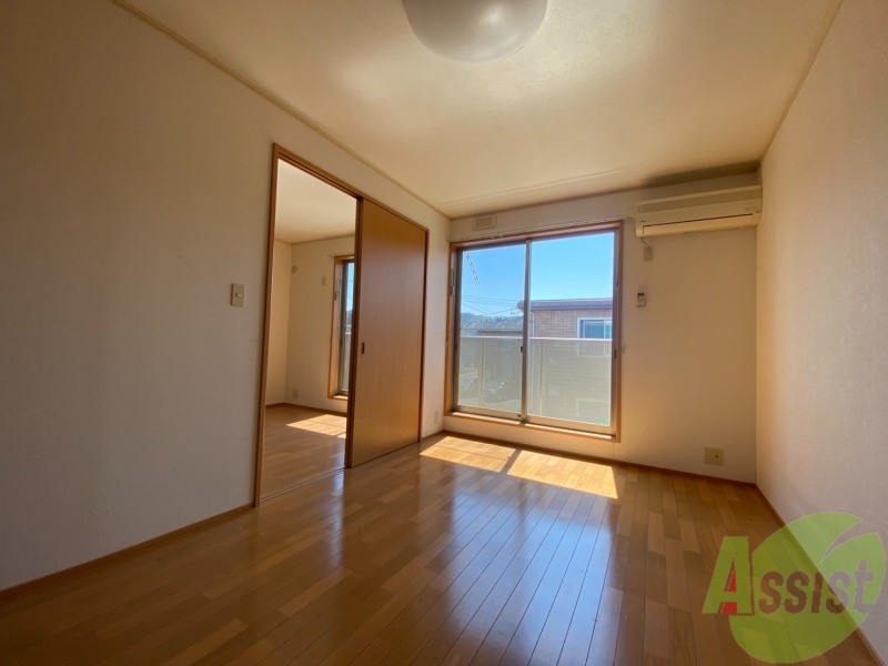 居室・リビング　リビングはこんな感じです。窓が大きくてよく陽が入ってきます。