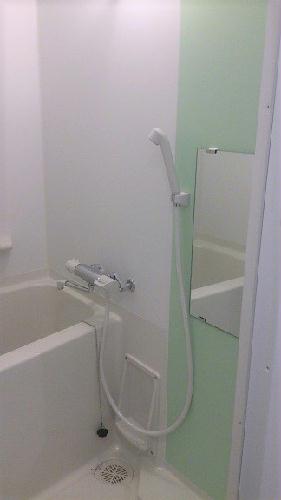 バス・シャワールーム　オシャレなカラーパネル