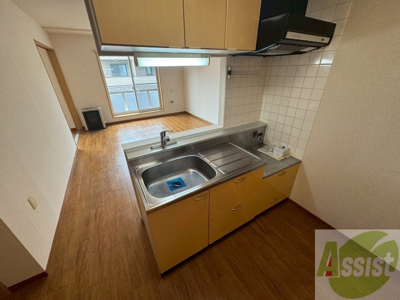 キッチン　対面キッチンになっているので料理しながらＴＶも見れますよ～。