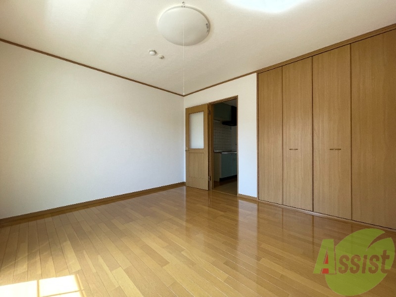 その他部屋・スペース　８帖ある広々としたお部屋で日当たりうも良好ですね。