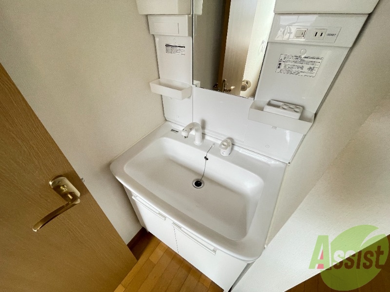 洗面設備　洗面台はシャワータイプで朝の準備はこちらから。