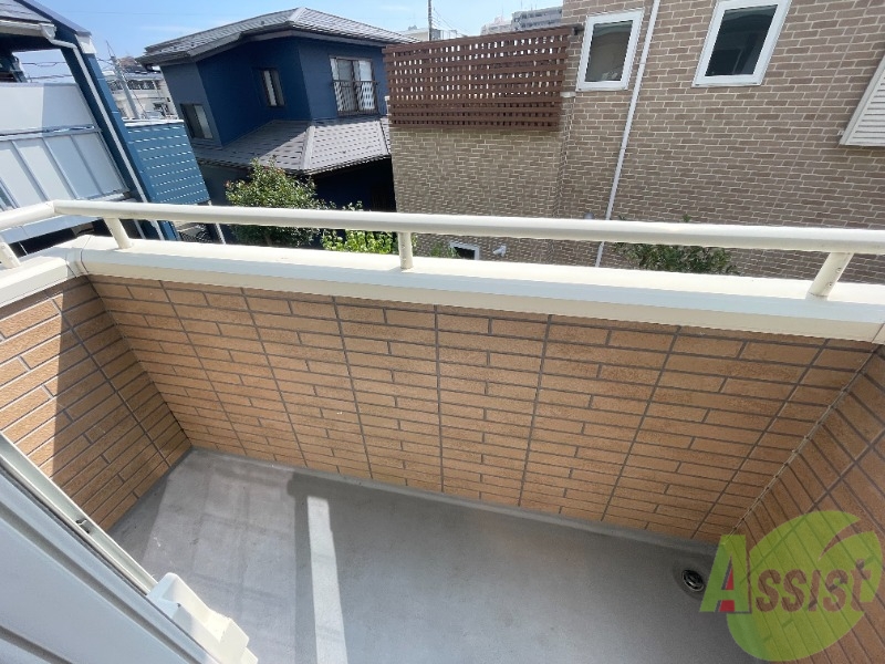 バルコニー　バルコニーは日当たりも良く洗濯物も干しやすい。