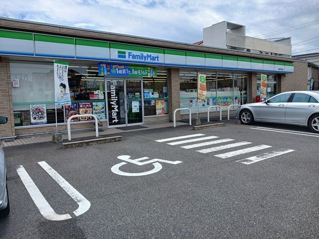 コンビニ　ファミリーマート（コンビニ）まで490m