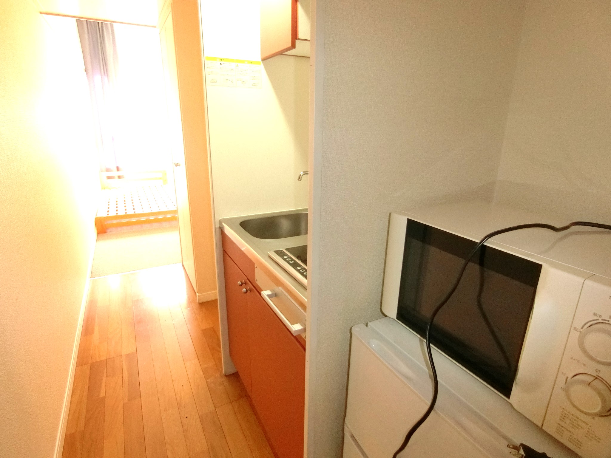 キッチン　キッチンに２口コンロと２ドア冷蔵庫・電子レンジを完備です☆