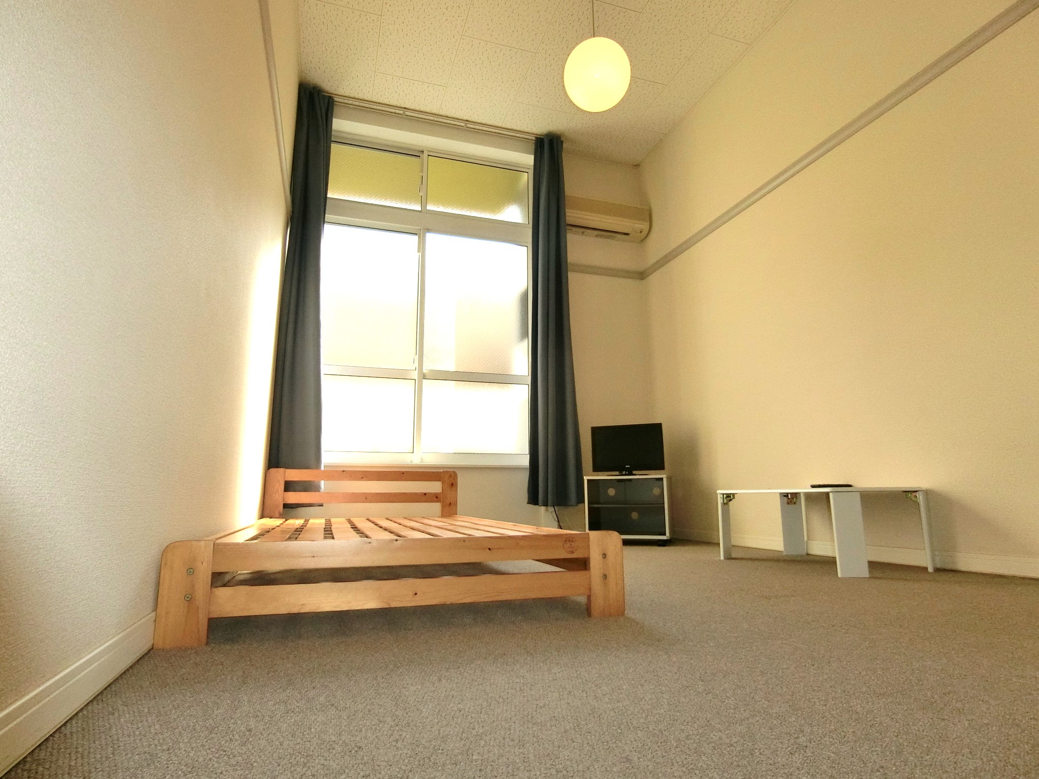 その他部屋・スペース　カーテンレース・テレビ・ローテーブル・照明を完備です☆
