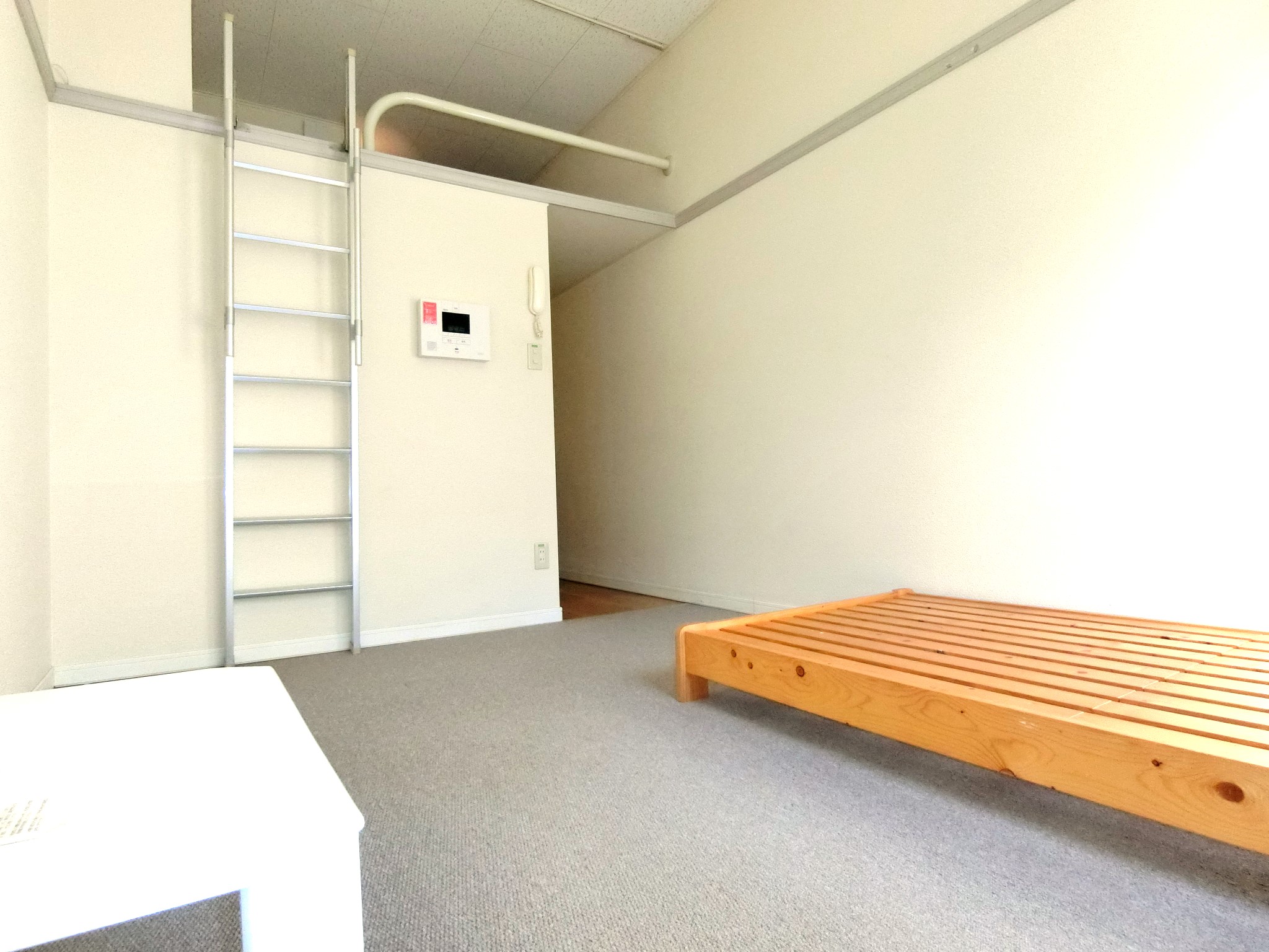 居室・リビング　ローテーブル・上部にベッドスペース・照明を完備です☆