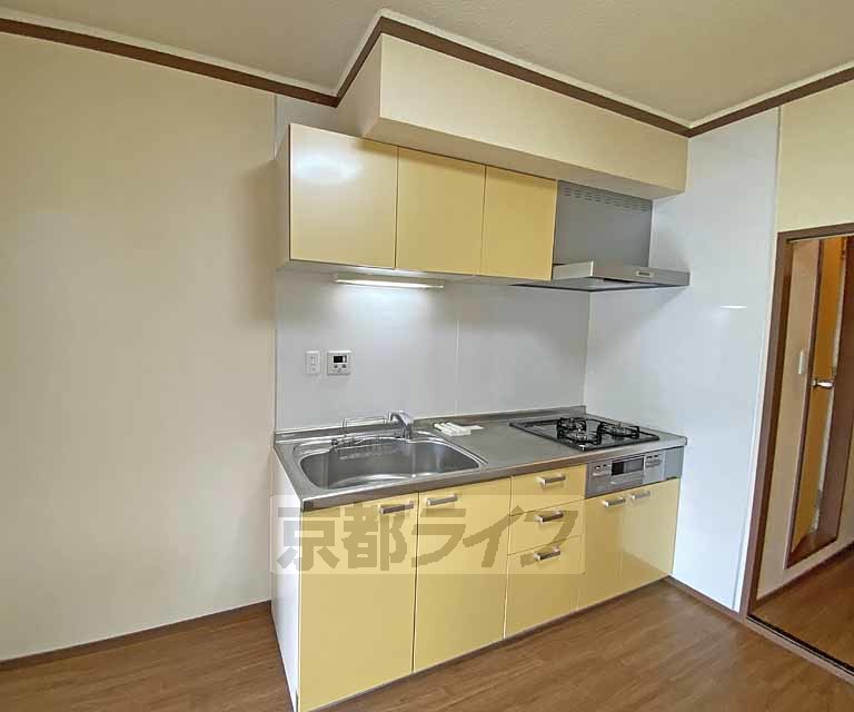 キッチン　３口ガスコンロのシステムキッチンです。