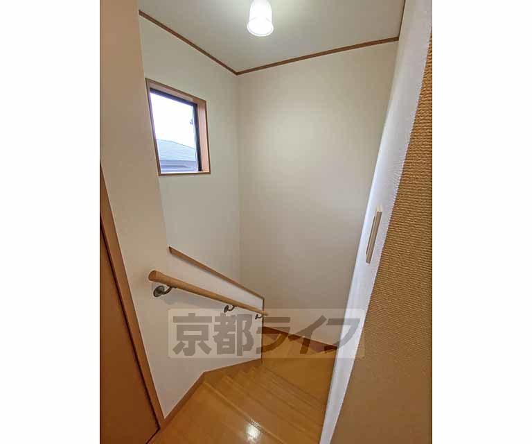 その他部屋・スペース　開放感のある吹き抜け階段です。