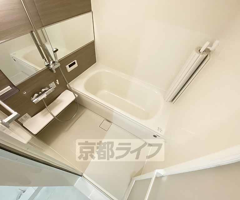 バス・シャワールーム　鏡のある便利なお風呂