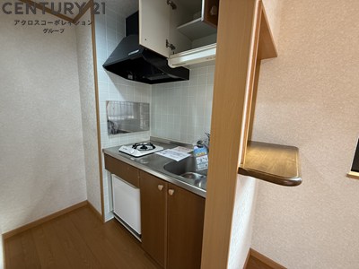 キッチン　ミニ冷蔵庫付・収納スペースありのシステムキッチン