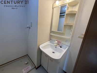 洗面設備　アメニティ収納棚ありの独立洗面台です