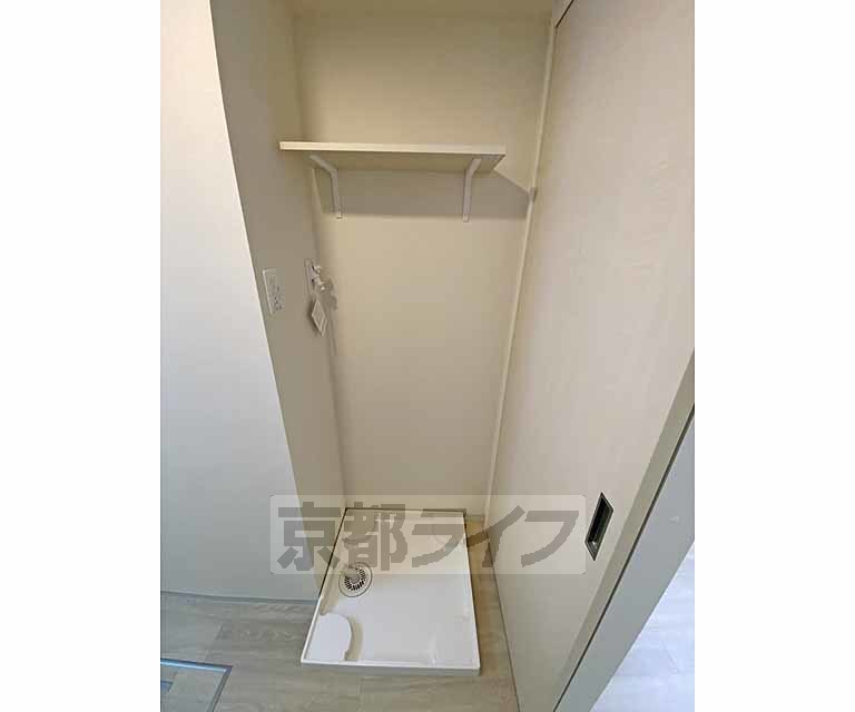 その他設備　便利な棚付きの洗濯機置き場です。