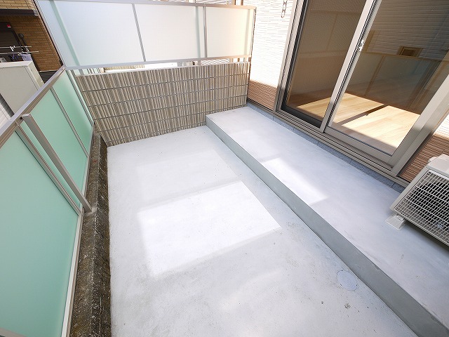 バルコニー　外からの目が気にならないバルコニーで洗濯物が干せます