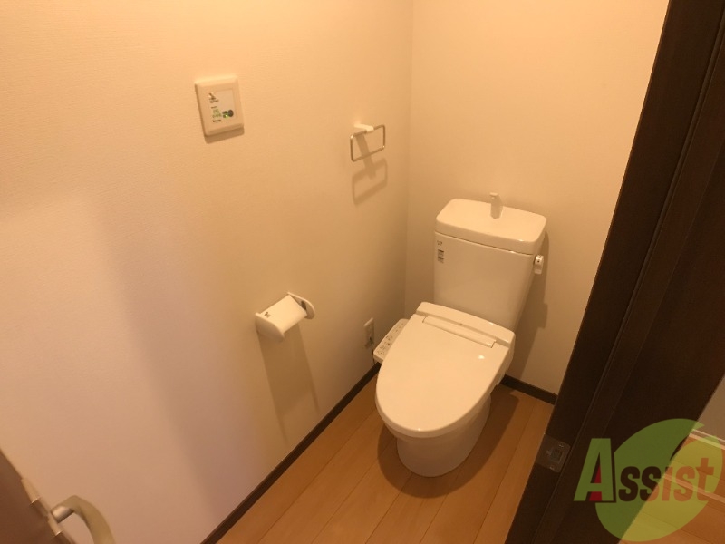 トイレ　嬉しいウォシュレット機能付きです。シャワートイレは便利ですね