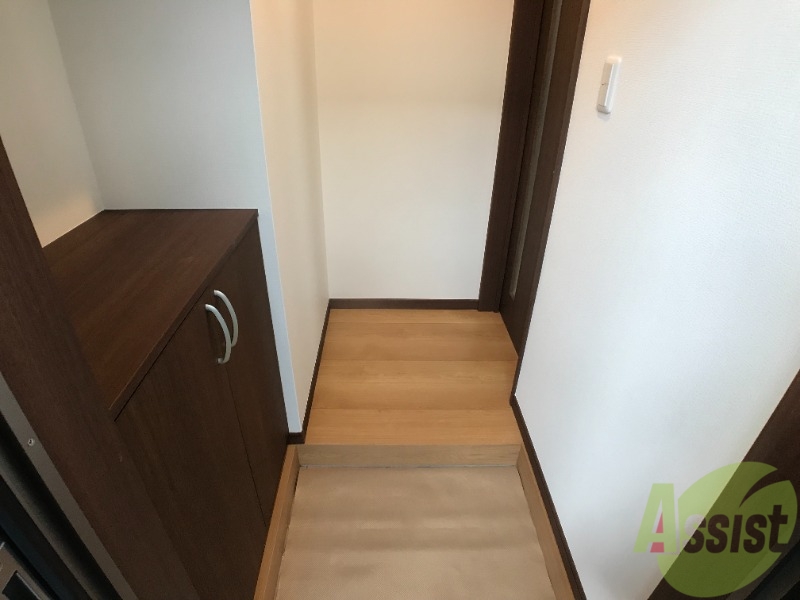 玄関　玄関から撮影しました。敷居が高くなくて安心ですね。