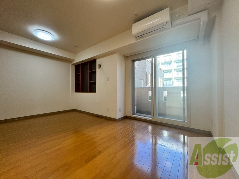 居室・リビング　リビングです。木目のフローリングが落ち着きますね。