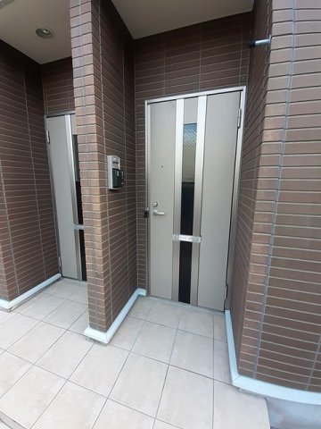 エントランス　落ち着いたエントランスです