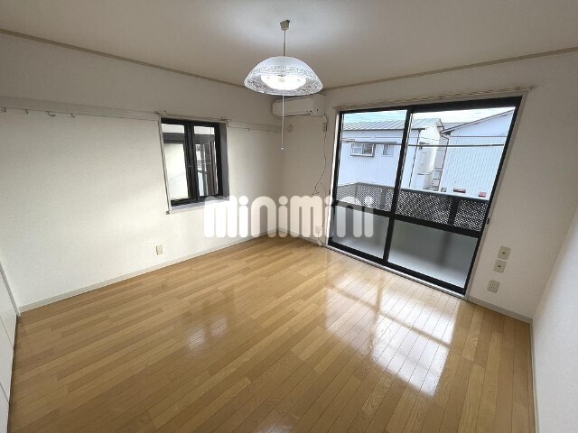 居室・リビング　２面採光の明るい角部屋です。