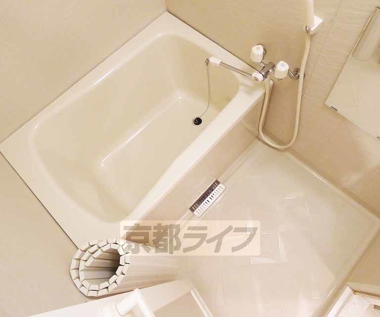 バス・シャワールーム　白を基調とした綺麗なお風呂です。