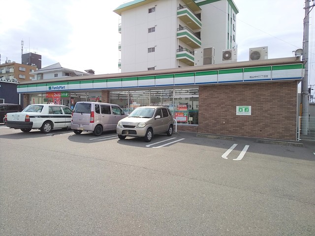 コンビニ　ファミリーマート　松山中村三丁目店（コンビニ）まで200m