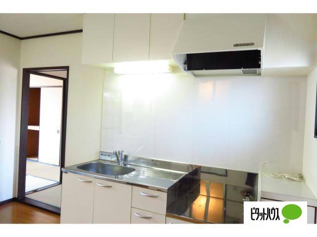 キッチン　キッチンです。収納もたくさん付いてます。