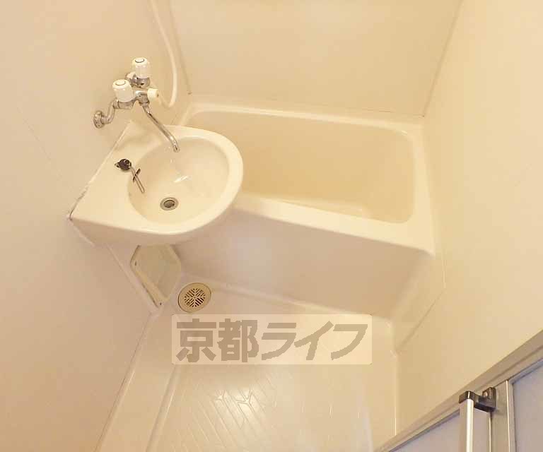 バス・シャワールーム　ゆったり浸かれるお風呂です。