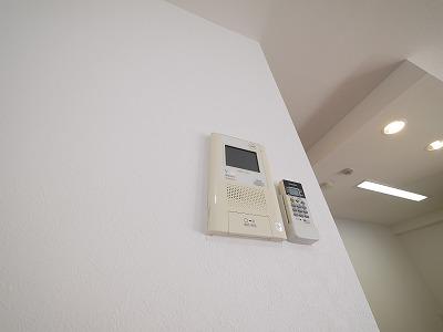 セキュリティ　お顔が見えるモニター付きインターホンもございます。