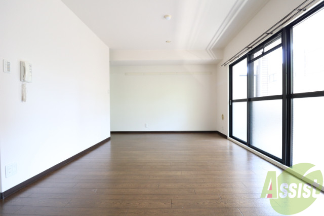 居室・リビング　大きな窓で明るいリビング！