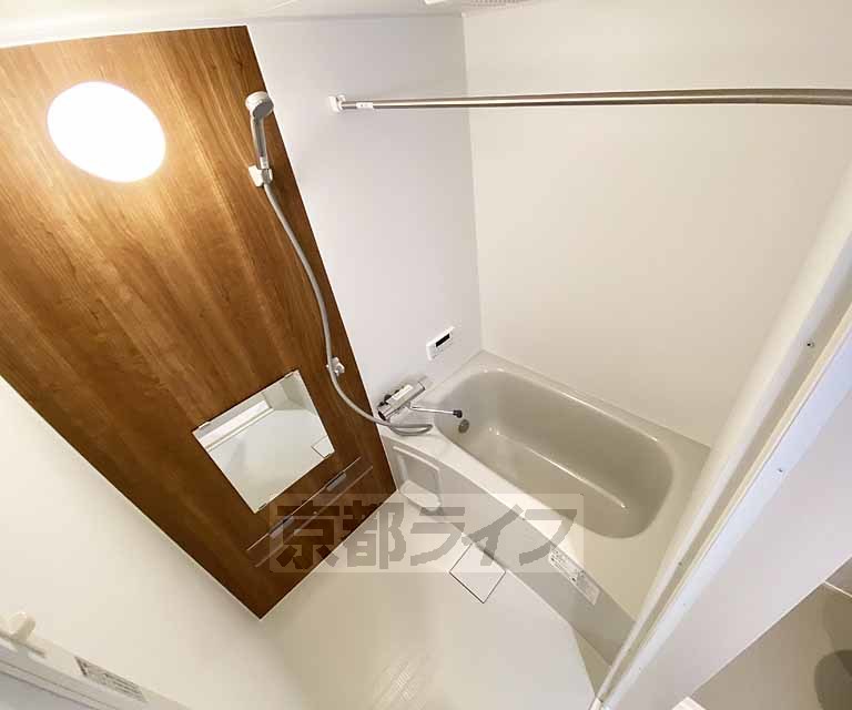 バス・シャワールーム　鏡のある便利なお風呂