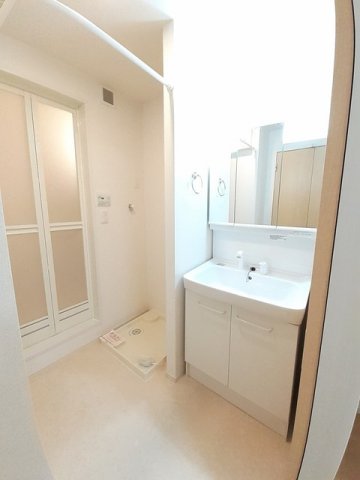 洗面設備　明るい洗面所です