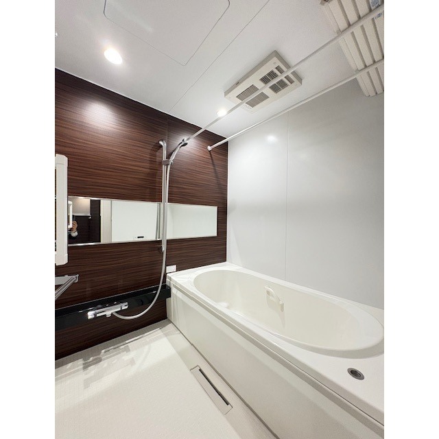 バス・シャワールーム　シックな色合いの落ち着くバスルーム♪