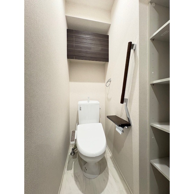 トイレ　収納棚のあるトイレ♪多機能便座付です！