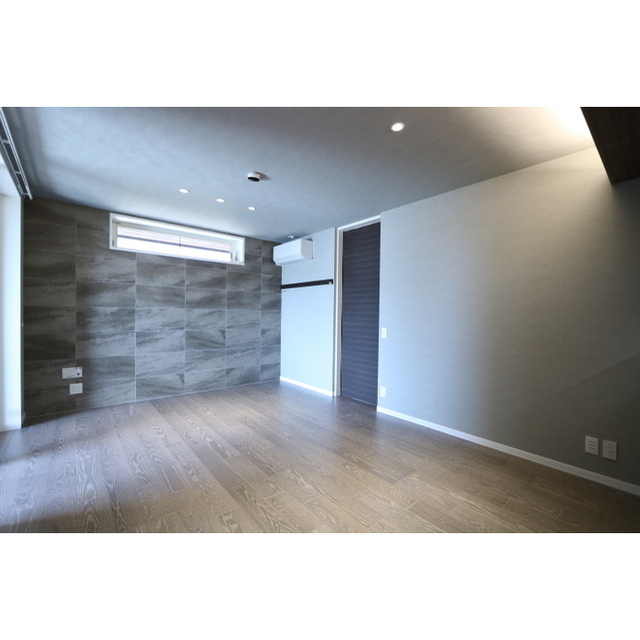 居室・リビング　ブラックを基調とした落ち着いたリビング