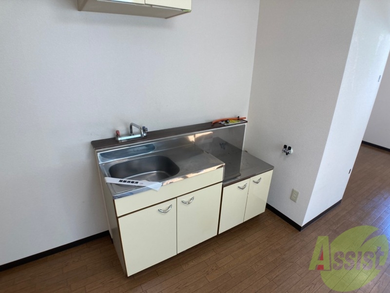 キッチン　シンプルなキッチンです。ガスコンロも設置できる仕様です。